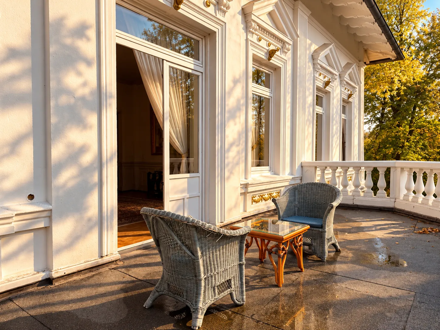 Terrasse mit Korbsesseln vor der Suite