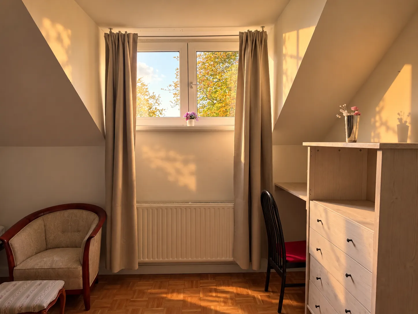 Fensternische mit Sessel und Schreibtisch