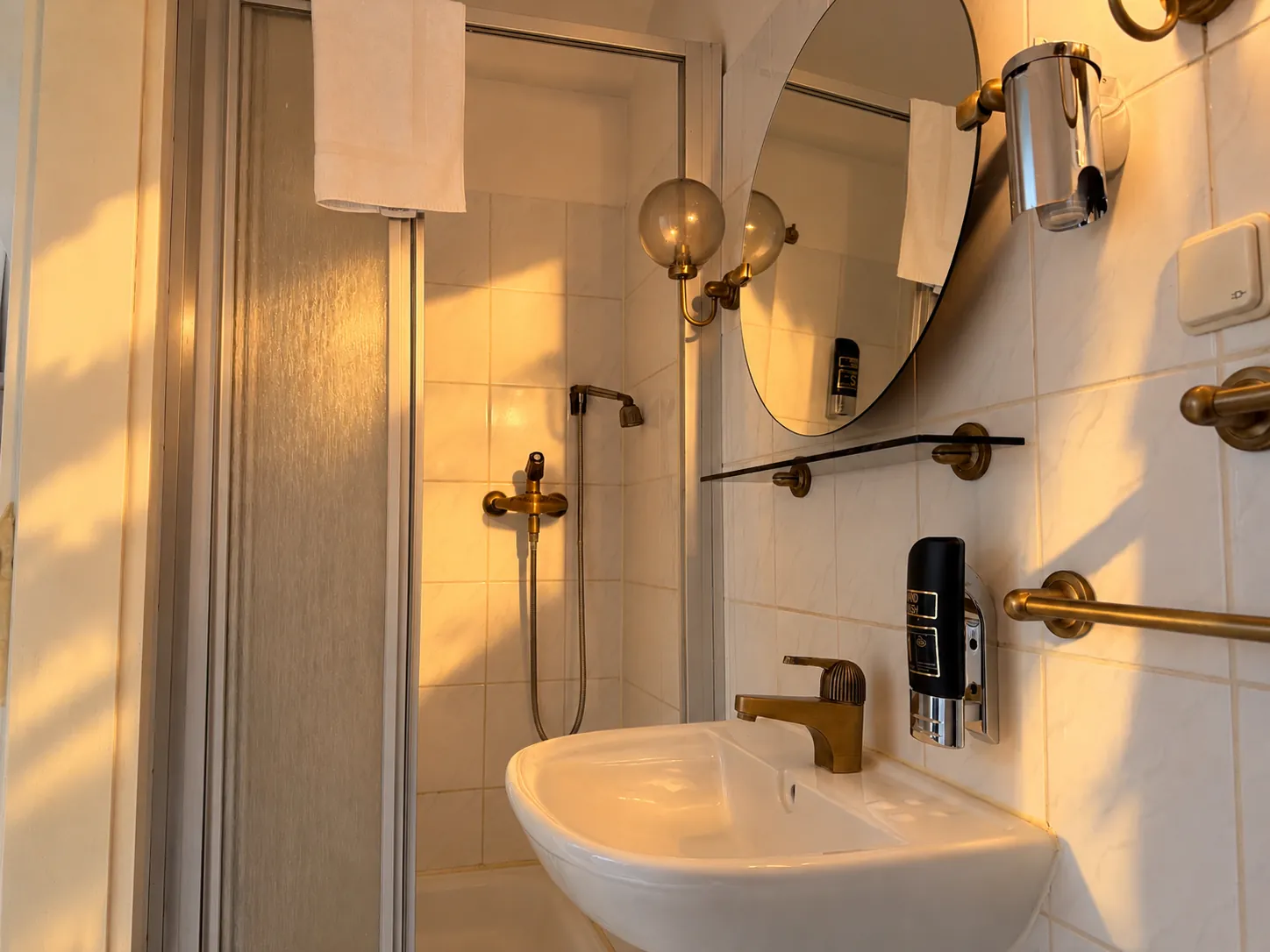 Waschbecken und Dusche im Badezimmer